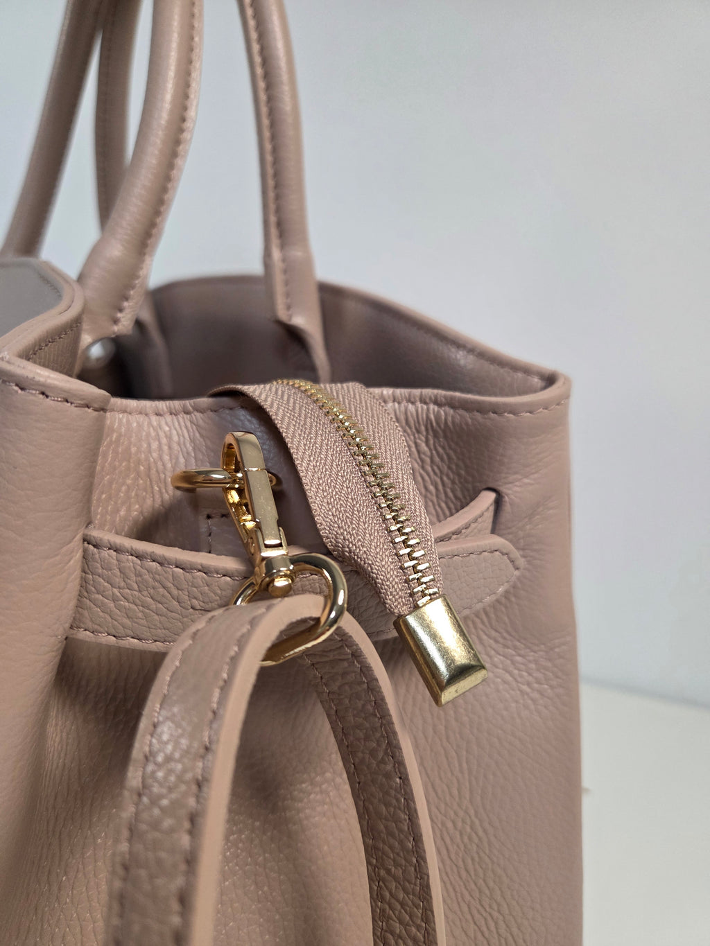 Classic Tote Nude Rosa – Tijdloze leren handtas met schouderriem