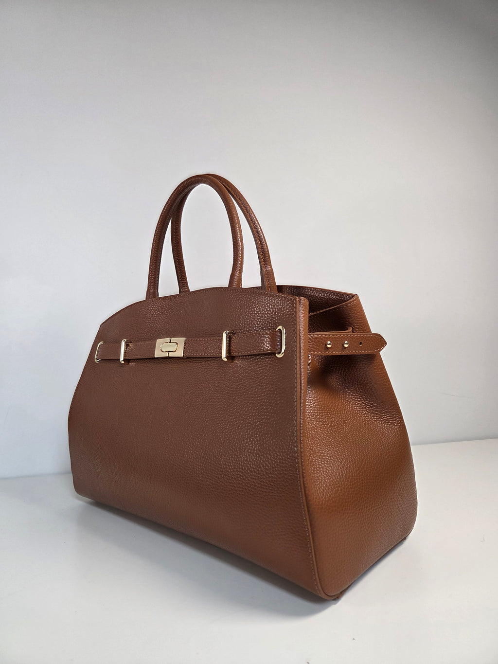 Classic Tote Bruin – Tijdloze leren handtas met schouderriem