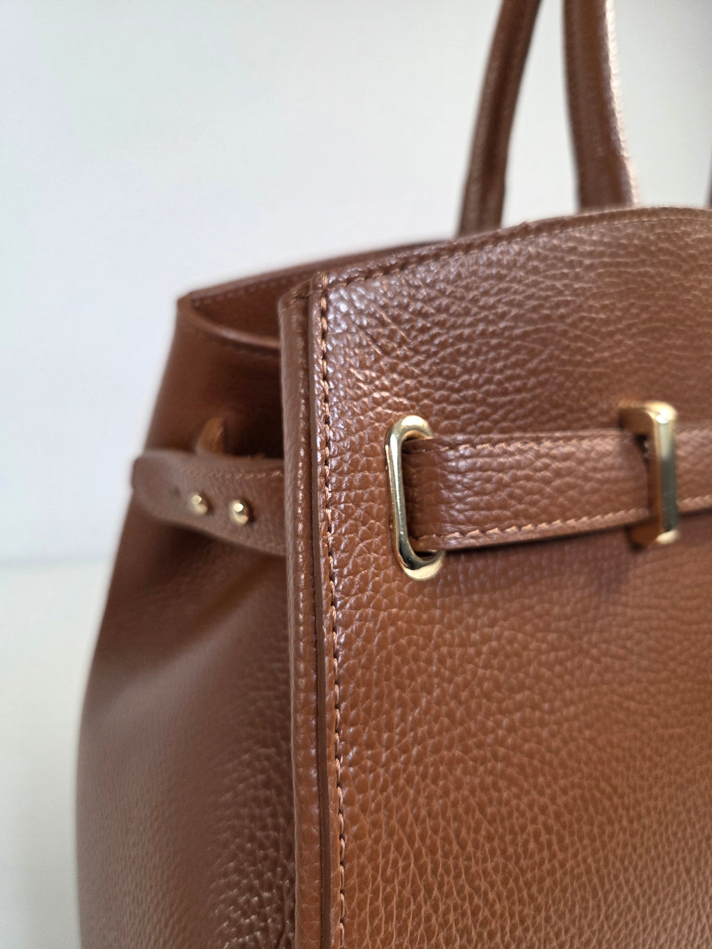 Classic Tote Bruin – Tijdloze leren handtas met schouderriem