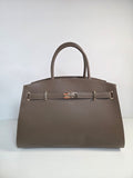 Classic Tote Taupe – Tijdloze leren handtas met schouderriem