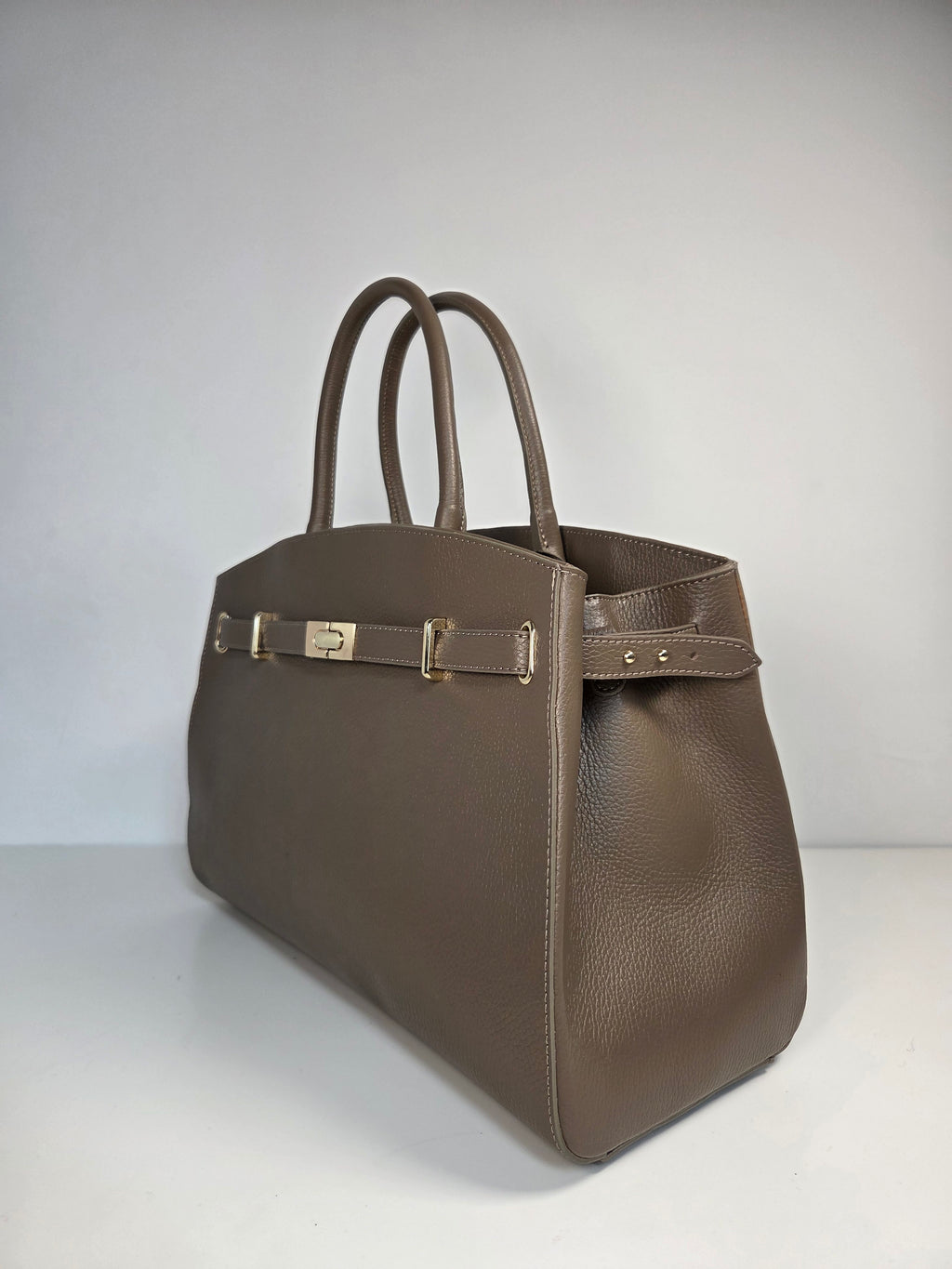 Classic Tote Taupe – Tijdloze leren handtas met schouderriem