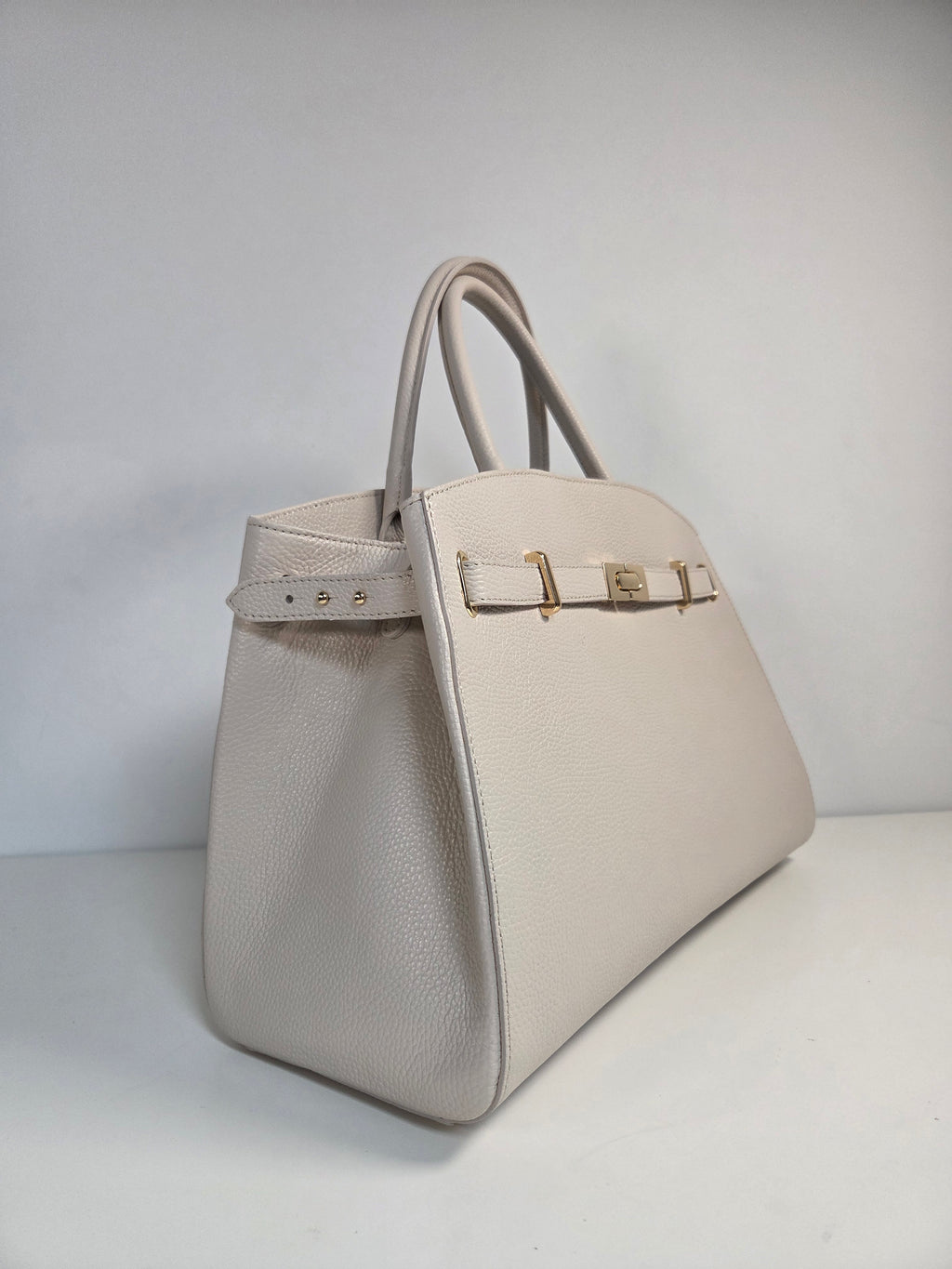 Classic Tote Panna Milk – Tijdloze leren handtas met schouderriem