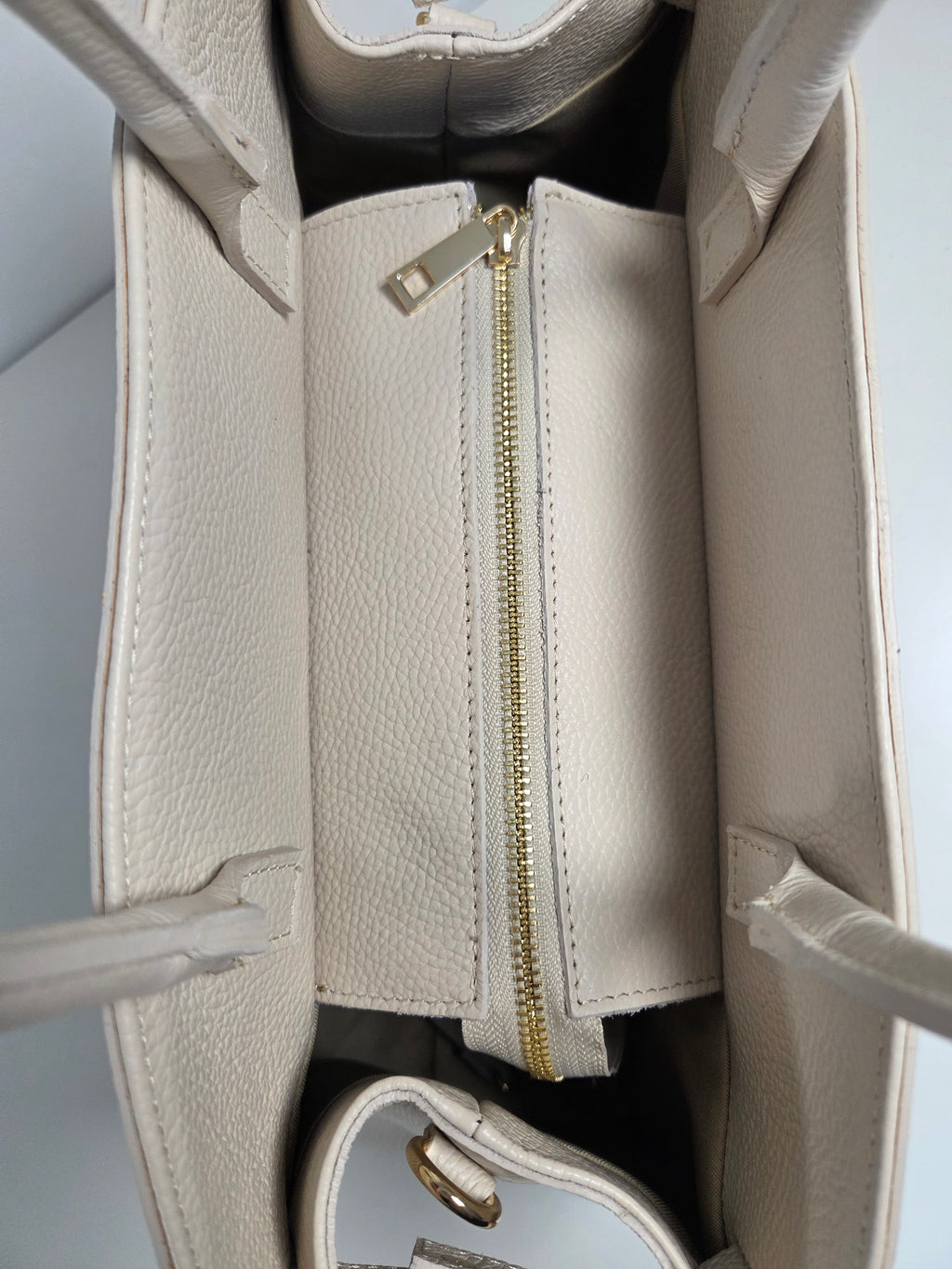 Classic Tote Panna Milk – Tijdloze leren handtas met schouderriem