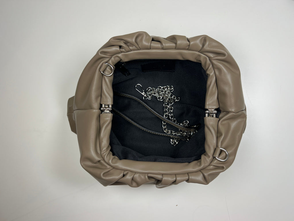 Leren Pouch Bag - Geïnspireerd door de iconische zachte gevouwen vorm