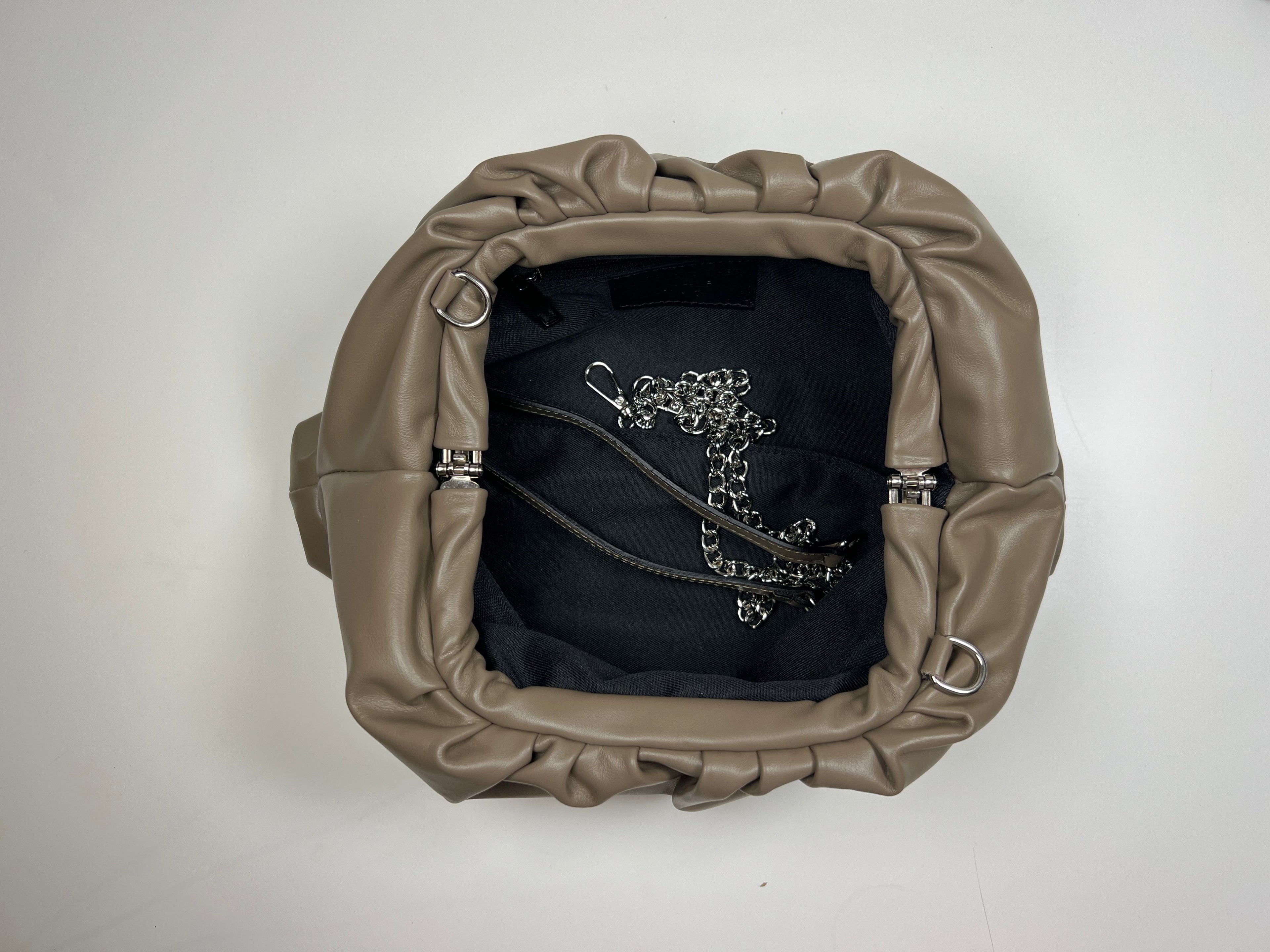 Leren Pouch Bag - Geïnspireerd door de iconische zachte gevouwen vorm