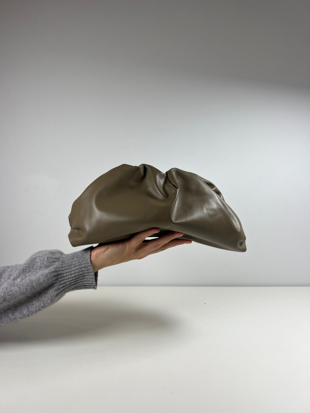 Leren Pouch Bag - Geïnspireerd door de iconische zachte gevouwen vorm