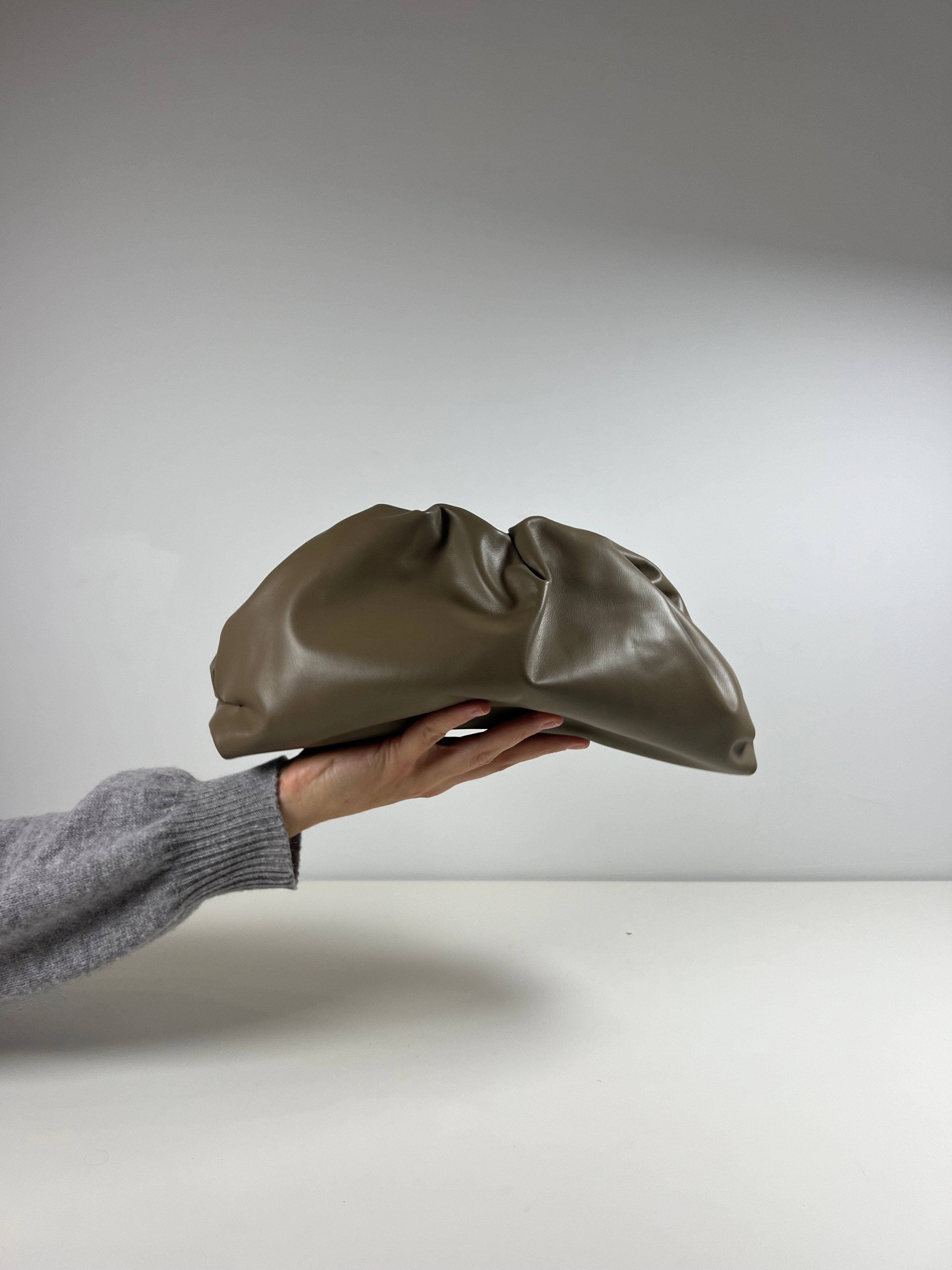 Leren Pouch Bag - Geïnspireerd door de iconische zachte gevouwen vorm