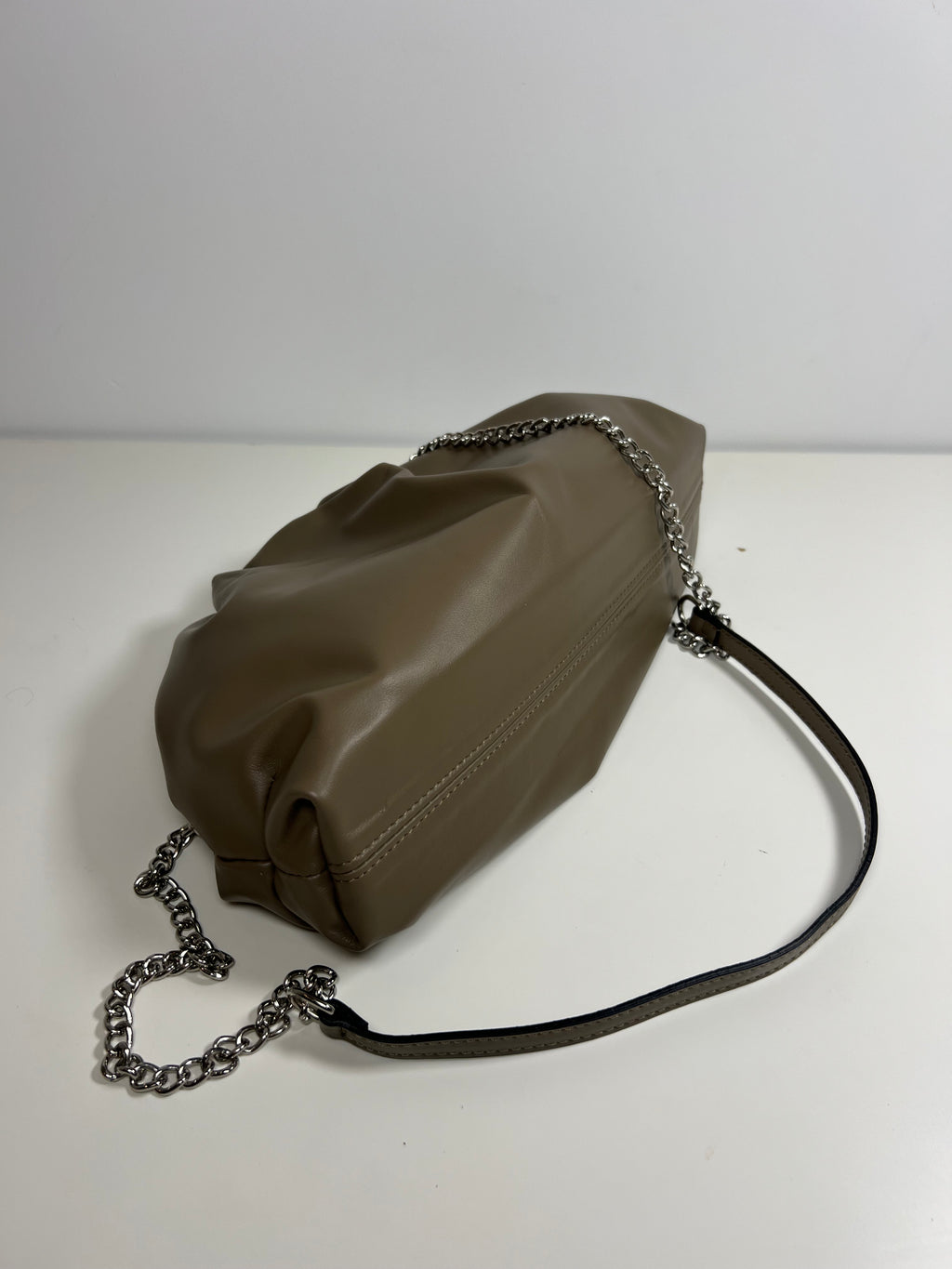 Leren Pouch Bag - Geïnspireerd door de iconische zachte gevouwen vorm