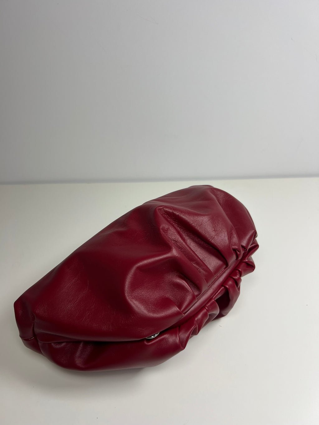 Leren Pouch Bag - Geïnspireerd door de iconische zachte gevouwen vorm