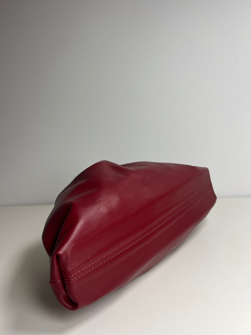 Leren Pouch Bag - Geïnspireerd door de iconische zachte gevouwen vorm