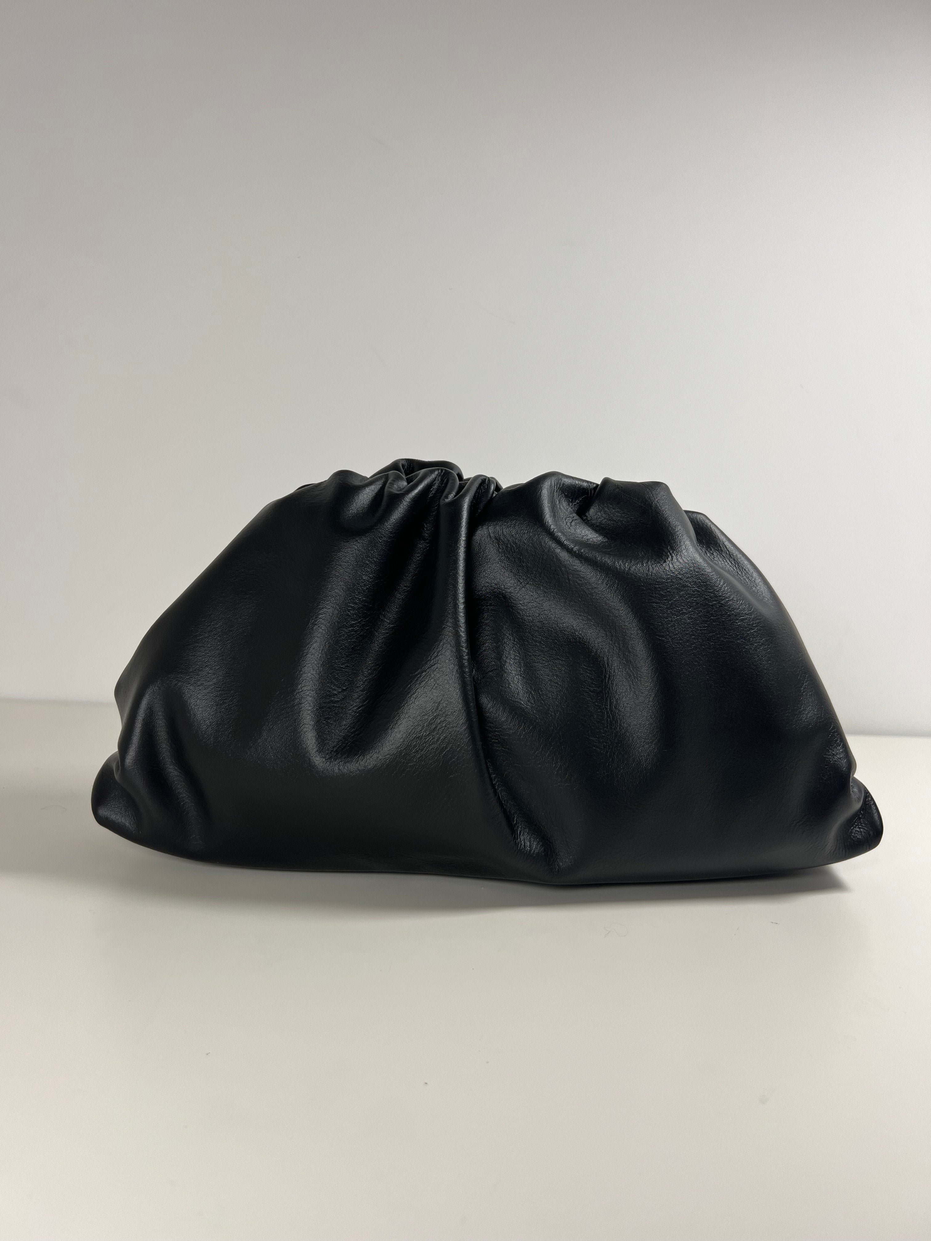 Leren Pouch Bag - Geïnspireerd door de iconische zachte gevouwen vorm