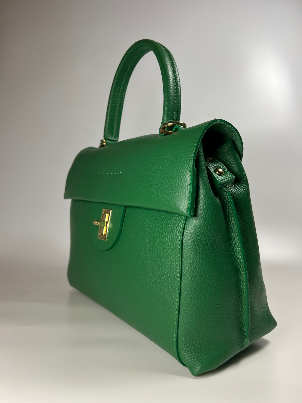 Elegante leren handtas in moderne rechte vorm