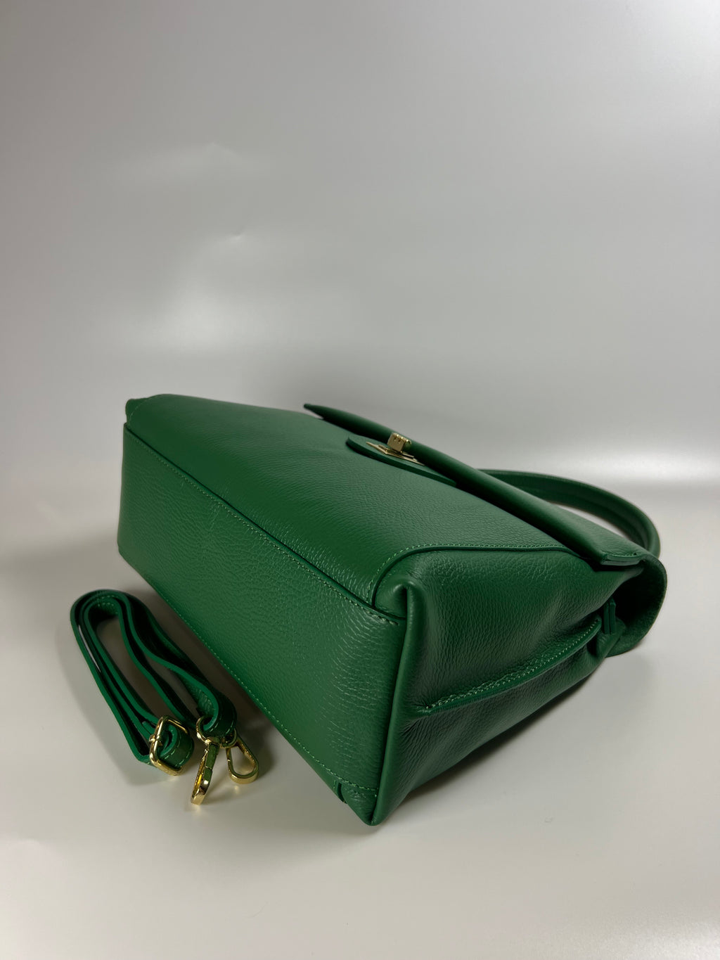 Elegante leren handtas in moderne rechte vorm